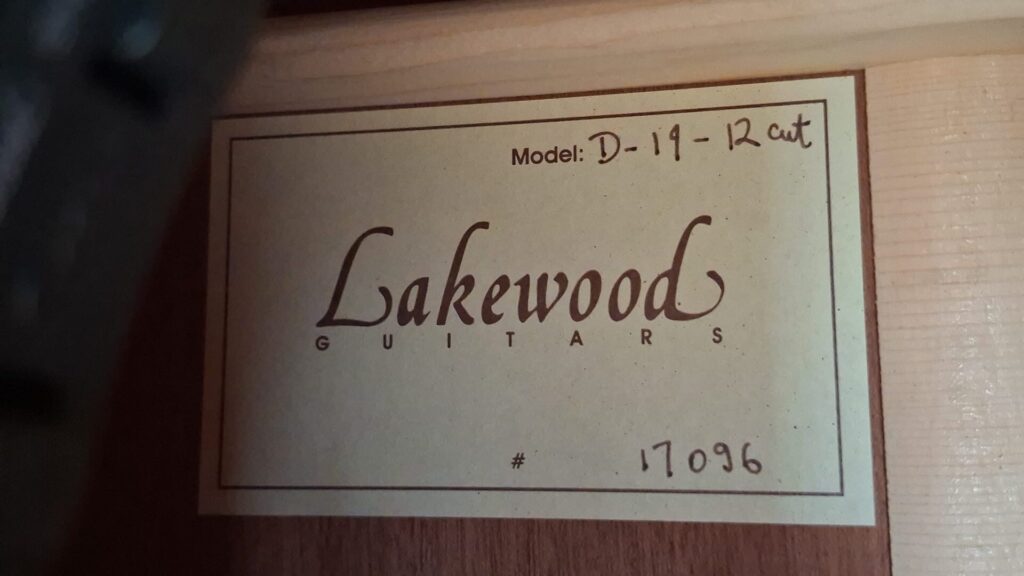 Ein Etikett im Inneren der Gitarre zeigt "Lakewood Guitars" mit dem Modell "D-14-12 Cut" handschriftlich oben und der Seriennummer 17096 unten. Ein Etikett im Inneren der Gitarre zeigt "Lakewood Guitars" mit dem Modell "D-14-12 Cut" handschriftlich oben und der Seriennummer 17096 unten.
