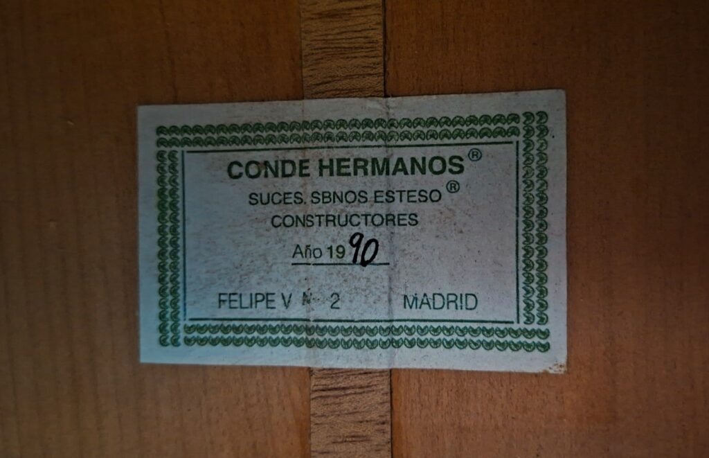 Auf einem weißen Etikett im Inneren der Conde Hermanos 1990 FelipeV N2 Flamenco Gitarre steht: Conde Hermanos, Suces. Sbnos. Esteso, Constructores, Año 1990, Felipe V No. 2, Madrid in grüner Schrift mit grünem Zierrand. Auf einem weißen Etikett im Inneren der Conde Hermanos 1990 FelipeV N2 Flamenco Gitarre steht: Conde Hermanos, Suces. Sbnos. Esteso, Constructores, Año 1990, Felipe V No. 2, Madrid in grüner Schrift mit grünem Zierrand.