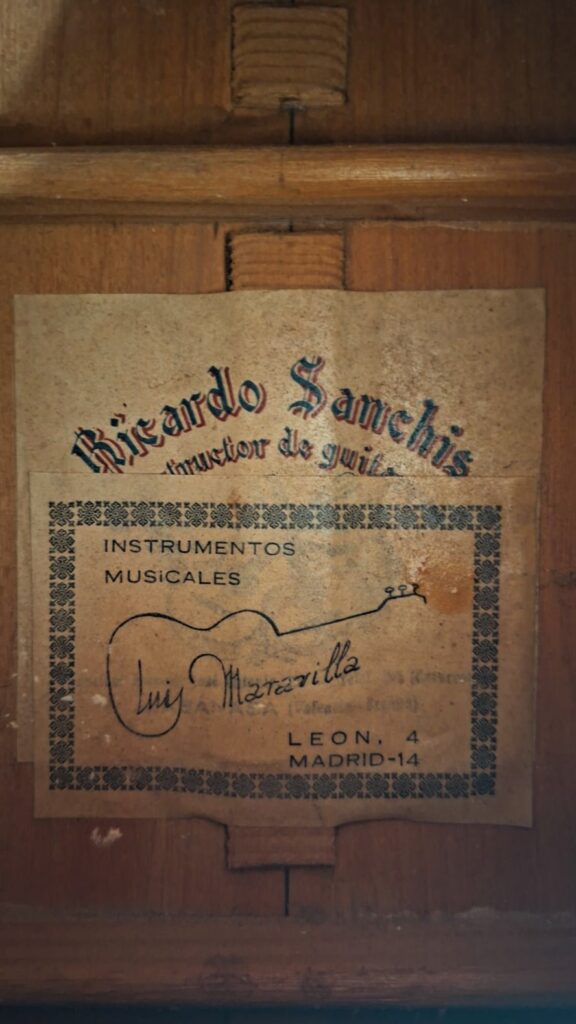 Im Inneren der Ricardo Sanchis Nacher 1940 Flamenco Gitarre befindet sich ein altes Etikett mit "Ricardo Sanchis, constructor de guitarras", einer Unterschrift, einer gezeichneten Gitarre und der Adresse: Leon, 4, Madrid-14. Im Inneren der Ricardo Sanchis Nacher 1940 Flamenco Gitarre befindet sich ein altes Etikett mit "Ricardo Sanchis, constructor de guitarras", einer Unterschrift, einer gezeichneten Gitarre und der Adresse: Leon, 4, Madrid-14.