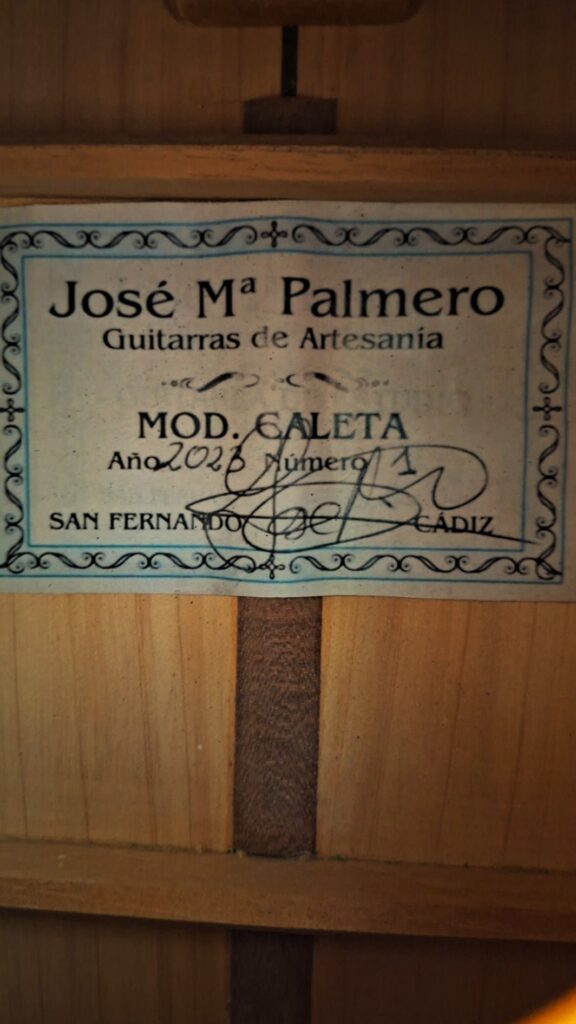 Auf dem Etikett der Gitarre steht: José M Palmero, Guitarras de Artesanía, MOD. GALETA, Año 2021, Número 1, San Fernando (Cádiz), signiert. Ein klassisches Detail, das jeder Liebhaber einer José M Palmero 2023 Flamenco-Gitarre zu schätzen weiß. Auf dem Etikett der Gitarre steht: José M Palmero, Guitarras de Artesanía, MOD. GALETA, Año 2021, Número 1, San Fernando (Cádiz), signiert. Ein klassisches Detail, das jeder Liebhaber einer José M Palmero 2023 Flamenco-Gitarre zu schätzen weiß.