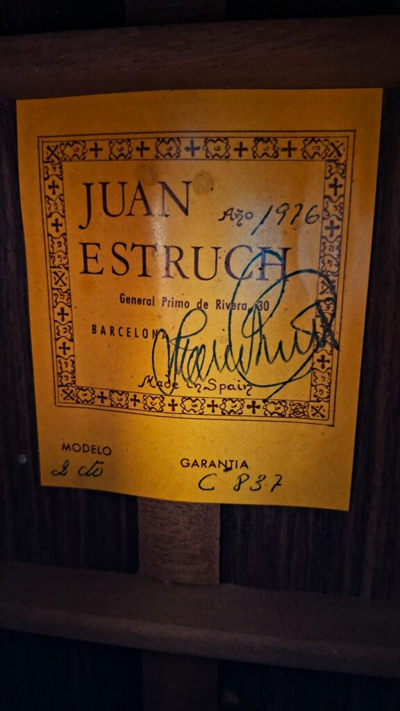 Die klassische Gitarre „Juan Estruch Chet Atkins Yellow Label 1976“ verfügt über ein gelbes Etikett mit der Aufschrift „Juan Estruch, Año 1976, Barcelona, Spain“, handgeschriebene Modell- und Garantienummern, eine gut sichtbare Signatur sowie eine Zierbordüre. Die klassische Gitarre „Juan Estruch Chet Atkins Yellow Label 1976“ verfügt über ein gelbes Etikett mit der Aufschrift „Juan Estruch, Año 1976, Barcelona, Spain“, handgeschriebene Modell- und Garantienummern, eine gut sichtbare Signatur sowie eine Zierbordüre.