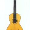 Die Lacote Stil Romantikgitarre ist eine klassische Akustikgitarre mit einem hellen Holzkorpus, einem dunklen Griffbrett und sechs Saiten, die vor einem schlichten weißen Hintergrund abgebildet ist. Die Lacote Stil Romantikgitarre ist eine klassische Akustikgitarre mit einem hellen Holzkorpus, einem dunklen Griffbrett und sechs Saiten, die vor einem schlichten weißen Hintergrund abgebildet ist.