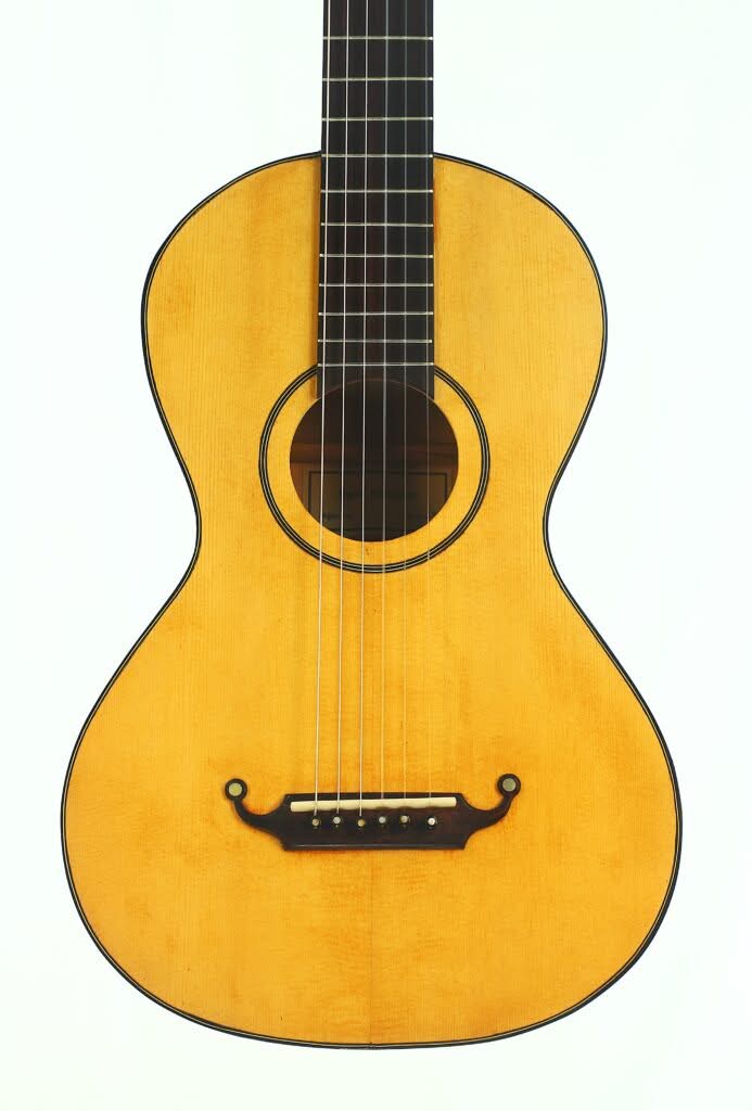 Die Lacote Stil Romantikgitarre ist eine klassische Akustikgitarre mit einem Korpus aus hellem Holz, sechs Saiten, einem runden Schallloch und einem Steg aus dunklem Holz, fotografiert vor einem schlichten weißen Hintergrund. Die Lacote Stil Romantikgitarre ist eine klassische Akustikgitarre mit einem Korpus aus hellem Holz, sechs Saiten, einem runden Schallloch und einem Steg aus dunklem Holz, fotografiert vor einem schlichten weißen Hintergrund.
