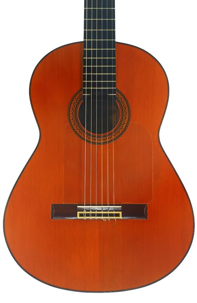 Eine Jose Ramirez 1a Flamenco-Gitarre aus dem Jahr 1968 mit einem Holzkorpus, sechs Saiten und einer aufwendig gestalteten Rosette um das Schallloch wird aufrecht, zentriert und von vorne betrachtet gezeigt. Eine Jose Ramirez 1a Flamenco-Gitarre aus dem Jahr 1968 mit einem Holzkorpus, sechs Saiten und einer aufwendig gestalteten Rosette um das Schallloch wird aufrecht, zentriert und von vorne betrachtet gezeigt.