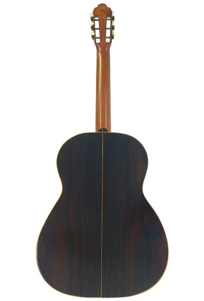 Das Bild zeigt die Rückansicht einer „Salvador Ibanez 1900 Klassische Gitarre“ mit dunkler Holzoberfläche und sichtbarer Mittelnaht vor weißem Hintergrund. Das Bild zeigt die Rückansicht einer „Salvador Ibanez 1900 Klassische Gitarre“ mit dunkler Holzoberfläche und sichtbarer Mittelnaht vor weißem Hintergrund.