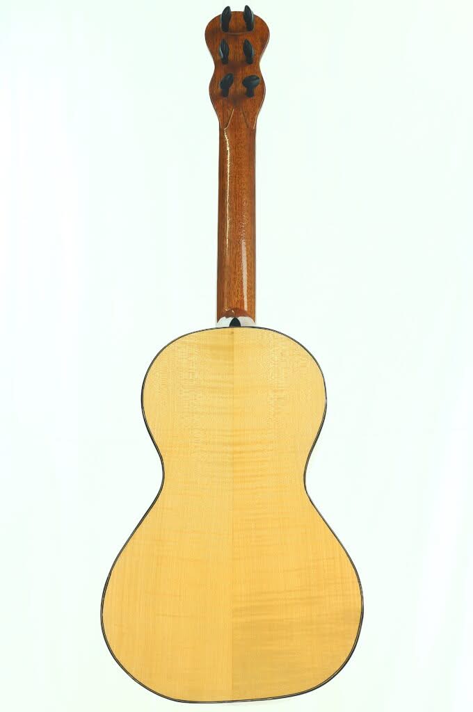 Das Bild zeigt die Rückansicht der Akustikgitarre „Lacote Stil Romantikgitarre“ mit einem hellen Holzkorpus, einem dunkelbraunen Hals und schwarzen Stimmwirbeln vor einem schlichten weißen Hintergrund. Das Bild zeigt die Rückansicht der Akustikgitarre „Lacote Stil Romantikgitarre“ mit einem hellen Holzkorpus, einem dunkelbraunen Hals und schwarzen Stimmwirbeln vor einem schlichten weißen Hintergrund.