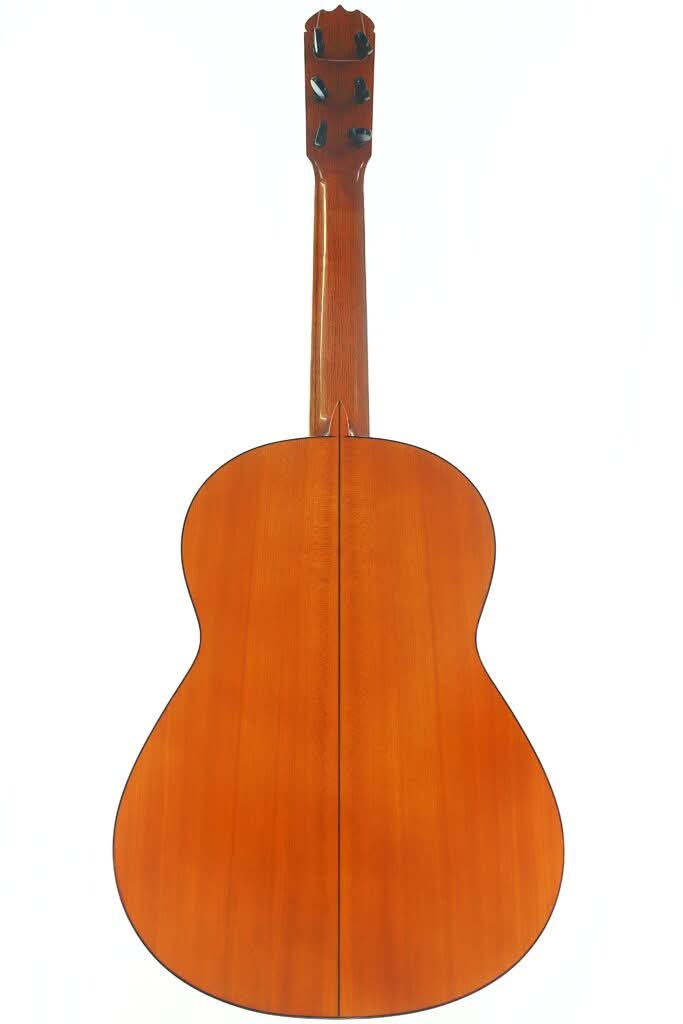 Das Bild zeigt die Rückansicht einer Jose Ramirez 1a Flamenco-Gitarre aus dem Jahr 1968 mit einer edlen Holzoberfläche, die den Hals und die glatte, polierte Korpusoberfläche der Gitarre besonders zur Geltung bringt. Das Bild zeigt die Rückansicht einer Jose Ramirez 1a Flamenco-Gitarre aus dem Jahr 1968 mit einer edlen Holzoberfläche, die den Hals und die glatte, polierte Korpusoberfläche der Gitarre besonders zur Geltung bringt.
