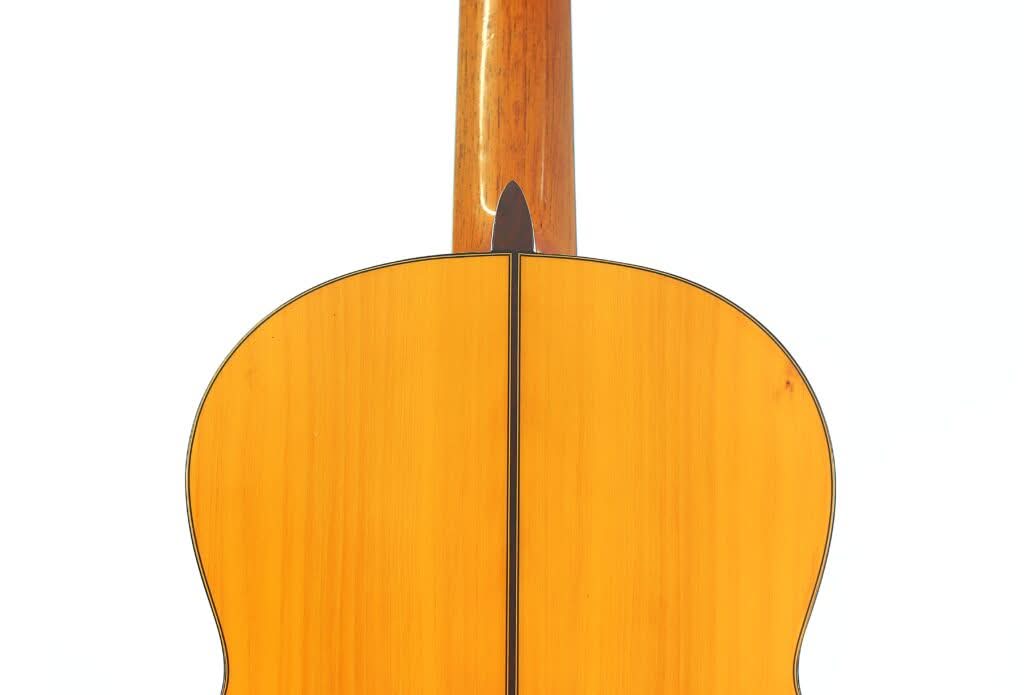 Die Flamenco-Gitarre „Sobrinos de Santos Hernandez 1974“ verfügt über einen hellen Holzboden mit einer dunklen Mittelnaht und einem braunen Hals und ist hier vor weißem Hintergrund abgebildet. Die Flamenco-Gitarre „Sobrinos de Santos Hernandez 1974“ verfügt über einen hellen Holzboden mit einer dunklen Mittelnaht und einem braunen Hals und ist hier vor weißem Hintergrund abgebildet.