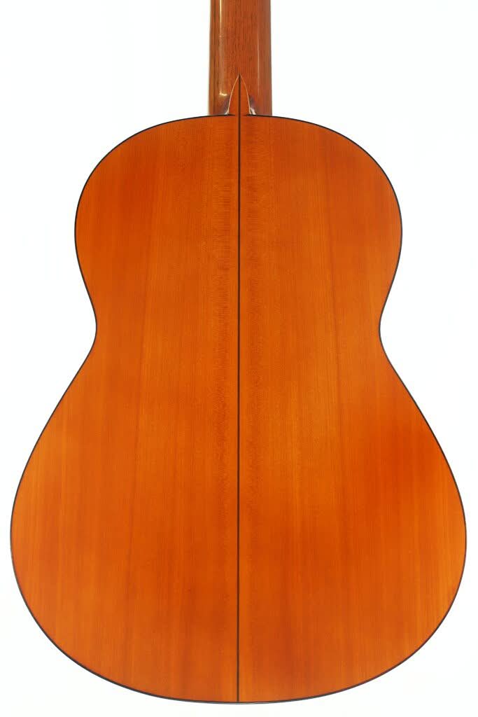 Der Rücken einer Jose-Ramirez-Flamenco-Gitarre, Modell 1a aus dem Jahr 1968, gefertigt aus poliertem Holz und mit einer symmetrischen Mittelnaht versehen, ist vertikal vor einem weißen Hintergrund abgebildet. Der Rücken einer Jose-Ramirez-Flamenco-Gitarre, Modell 1a aus dem Jahr 1968, gefertigt aus poliertem Holz und mit einer symmetrischen Mittelnaht versehen, ist vertikal vor einem weißen Hintergrund abgebildet.