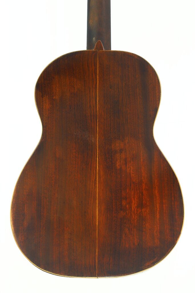 Die Rückseite der José Ramirez 1932 Klassische Gitarre, gefertigt aus dunkel poliertem Holz mit einer markanten vertikalen Naht in der Mitte und sanft abgerundeten Kanten, wird vor einem weißen Hintergrund gezeigt. Die Rückseite der José Ramirez 1932 Klassische Gitarre, gefertigt aus dunkel poliertem Holz mit einer markanten vertikalen Naht in der Mitte und sanft abgerundeten Kanten, wird vor einem weißen Hintergrund gezeigt.