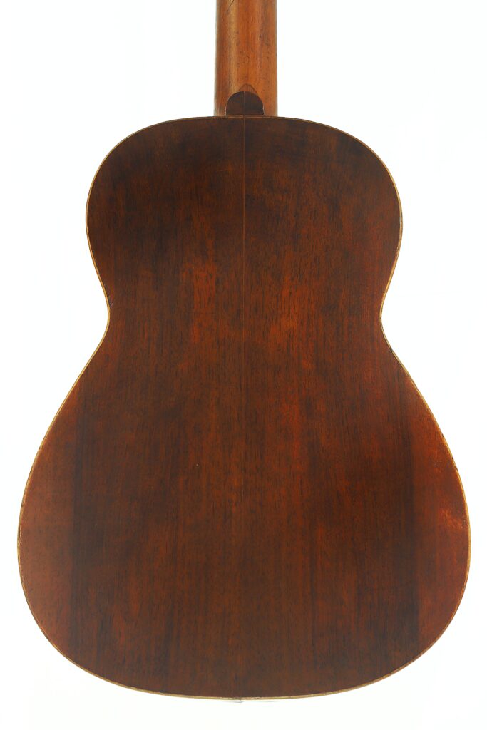 Das Bild zeigt die Rückseite einer „Ricardo Sanchis Nacher 1940 Augustin Barrios Klassische Gitarre“ mit einer satten, dunkelbraunen Holzoberfläche, fotografiert vor einem schlichten weißen Hintergrund. Das Bild zeigt die Rückseite einer „Ricardo Sanchis Nacher 1940 Augustin Barrios Klassische Gitarre“ mit einer satten, dunkelbraunen Holzoberfläche, fotografiert vor einem schlichten weißen Hintergrund.