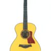 Eine Vorderansicht der Taylor 712 Akustikgitarre mit hellem Korpus, dunklem Hals, sechs Saiten, goldenen Stimmwirbeln und einem roten Schlagbrett im Schildpatt-Look, fotografiert vor einem schlichten weißen Hintergrund. Eine Vorderansicht der Taylor 712 Akustikgitarre mit hellem Korpus, dunklem Hals, sechs Saiten, goldenen Stimmwirbeln und einem roten Schlagbrett im Schildpatt-Look, fotografiert vor einem schlichten weißen Hintergrund.