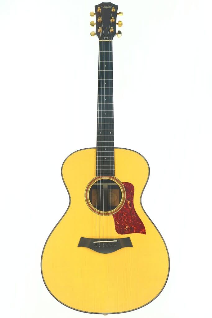 Eine Vorderansicht der Taylor 712 Akustikgitarre mit hellem Korpus, dunklem Hals, sechs Saiten, goldenen Stimmwirbeln und einem roten Schlagbrett im Schildpatt-Look, fotografiert vor einem schlichten weißen Hintergrund. Eine Vorderansicht der Taylor 712 Akustikgitarre mit hellem Korpus, dunklem Hals, sechs Saiten, goldenen Stimmwirbeln und einem roten Schlagbrett im Schildpatt-Look, fotografiert vor einem schlichten weißen Hintergrund.