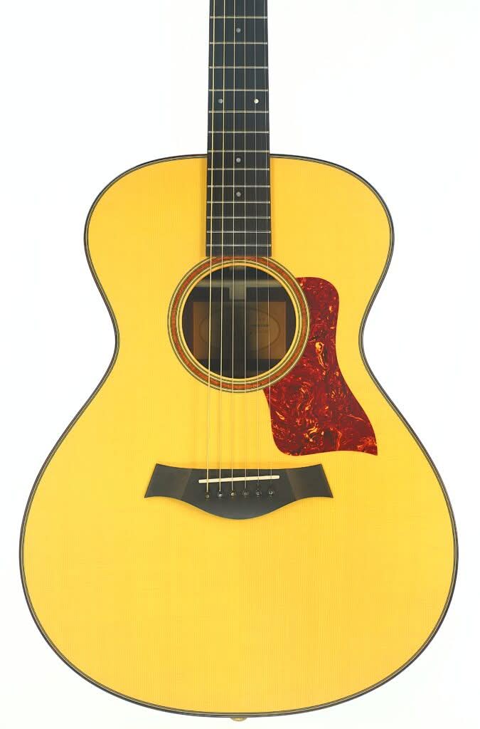 Taylor 712 Akustikgitarre mit hellem Korpus, dunklem Griffbrett, sechs Saiten und einem roten Pickguard in Schildpatt-Optik, abgebildet vor weißem Hintergrund. Taylor 712 Akustikgitarre mit hellem Korpus, dunklem Griffbrett, sechs Saiten und einem roten Pickguard in Schildpatt-Optik, abgebildet vor weißem Hintergrund.