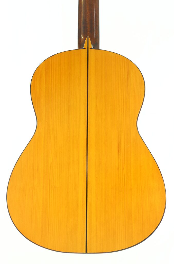 Der Boden der Jose de Jesus 2024 Blanca Modell Reyes Flamenco-Gitarre, gefertigt aus hellem Holz mit einer dunklen Mittelnaht und mit einer glänzenden Lackierung versehen, wird vor einem weißen Hintergrund präsentiert. Der Boden der Jose de Jesus 2024 Blanca Modell Reyes Flamenco-Gitarre, gefertigt aus hellem Holz mit einer dunklen Mittelnaht und mit einer glänzenden Lackierung versehen, wird vor einem weißen Hintergrund präsentiert.