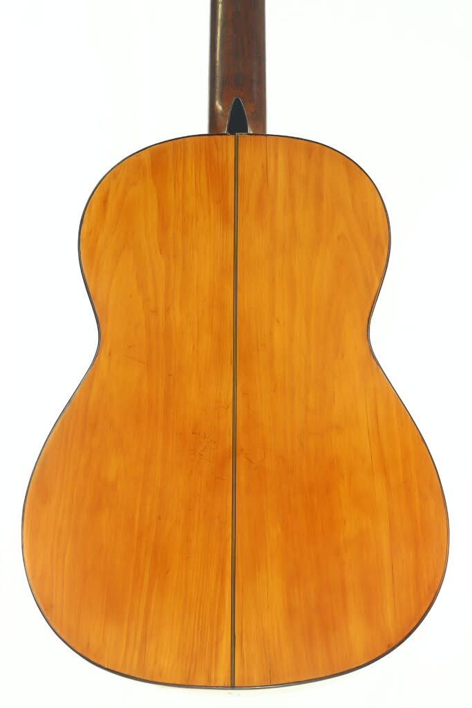 Die Rückseite des Modesto Borreguero 1955 besteht aus hellem Holz mit sichtbarer Maserung, einer dunklen Mittelnaht und einem schmalen schwarzen Rand, alles vor weißem Hintergrund. Die Rückseite des Modesto Borreguero 1955 besteht aus hellem Holz mit sichtbarer Maserung, einer dunklen Mittelnaht und einem schmalen schwarzen Rand, alles vor weißem Hintergrund.