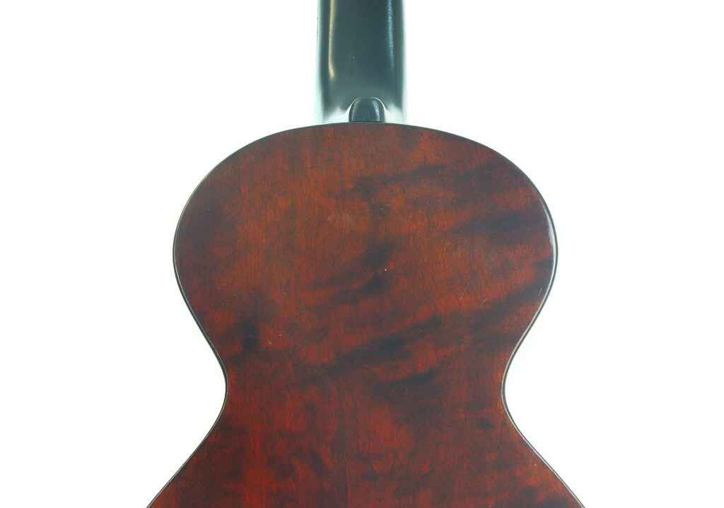 Das Bild zeigt die Rückseite einer Akustikgitarre vom Typ „Terz Gitarre“ von Georg Haid aus dem Jahr 1936 mit einer glatten, dunkelbraunen Holzoberfläche und sichtbarer Maserung, fotografiert vor einem weißen Hintergrund. Das Bild zeigt die Rückseite einer Akustikgitarre vom Typ „Terz Gitarre“ von Georg Haid aus dem Jahr 1936 mit einer glatten, dunkelbraunen Holzoberfläche und sichtbarer Maserung, fotografiert vor einem weißen Hintergrund.