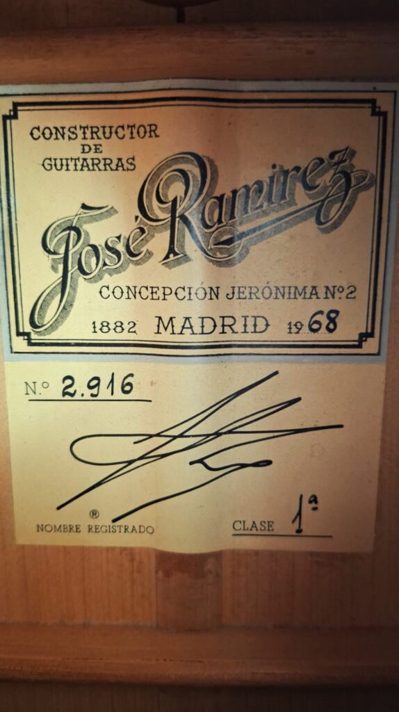 Auf einem Etikett im Inneren der Flamenco-Gitarre „José Ramírez 1a 1968“ steht „José Ramírez, Constructor de Guitarras, Concepción Jerónima Nr. 2, 1882 Madrid 1968“ und enthält die Seriennummer 2916, eine Unterschrift sowie den Vermerk „Clase 1a“ am unteren Rand. Auf einem Etikett im Inneren der Flamenco-Gitarre „José Ramírez 1a 1968“ steht „José Ramírez, Constructor de Guitarras, Concepción Jerónima Nr. 2, 1882 Madrid 1968“ und enthält die Seriennummer 2916, eine Unterschrift sowie den Vermerk „Clase 1a“ am unteren Rand.