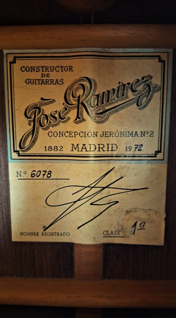 Auf einem Etikett im Inneren des Instruments steht: José Ramirez, Constructor de Guitarras, Concepción Jerónima Nr. 2, Madrid, 1882, 1972, Nr. 6078, 1. Klasse – mit einer kunstvollen Signatur und verziertem Schriftzug –, was diese meisterhaft gefertigte José Ramirez Klassische Gitarre von 1972 als echt ausweist. Auf einem Etikett im Inneren des Instruments steht: José Ramirez, Constructor de Guitarras, Concepción Jerónima Nr. 2, Madrid, 1882, 1972, Nr. 6078, 1. Klasse – mit einer kunstvollen Signatur und verziertem Schriftzug –, was diese meisterhaft gefertigte José Ramirez Klassische Gitarre von 1972 als echt ausweist.