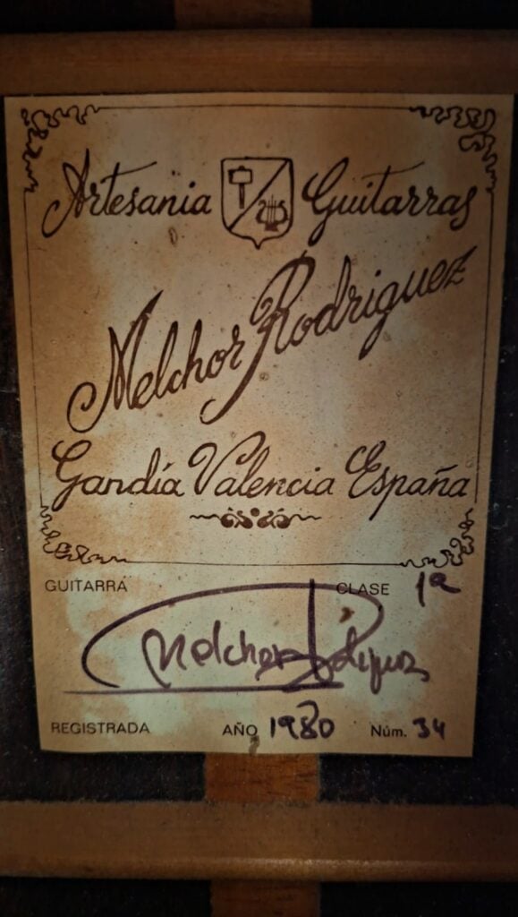 Auf einem Etikett im Inneren der 7-saitigen klassischen Gitarre „Ramirez Stil“ von Melchor Rodriguez aus dem Jahr 1980 steht: „Artesania Guitarras Melchor Rodriguez, Gandia, Valencia, España“. Es ist auf das Jahr 1980 datiert und von Melchor Rodriguez signiert; außerdem sind darauf die Zahlen 12 und 34 vermerkt. Auf einem Etikett im Inneren der 7-saitigen klassischen Gitarre „Ramirez Stil“ von Melchor Rodriguez aus dem Jahr 1980 steht: „Artesania Guitarras Melchor Rodriguez, Gandia, Valencia, España“. Es ist auf das Jahr 1980 datiert und von Melchor Rodriguez signiert; außerdem sind darauf die Zahlen 12 und 34 vermerkt.