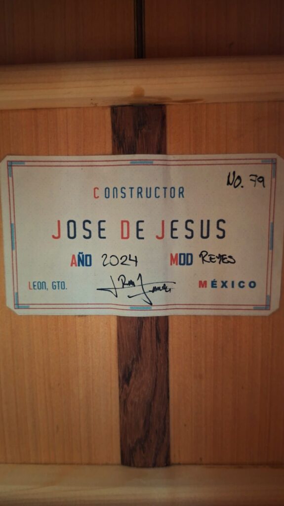Auf einem Etikett an der Gitarre steht „Jose de Jesus Constructor, Año 2024, Mod Reyes, Nr. 79, León, Gto., México“, darunter eine Unterschrift – dieselben Angaben wie bei der Jose de Jesus 2024 Blanca Modell Reyes Flamenco-Gitarre. Auf einem Etikett an der Gitarre steht „Jose de Jesus Constructor, Año 2024, Mod Reyes, Nr. 79, León, Gto., México“, darunter eine Unterschrift – dieselben Angaben wie bei der Jose de Jesus 2024 Blanca Modell Reyes Flamenco-Gitarre.