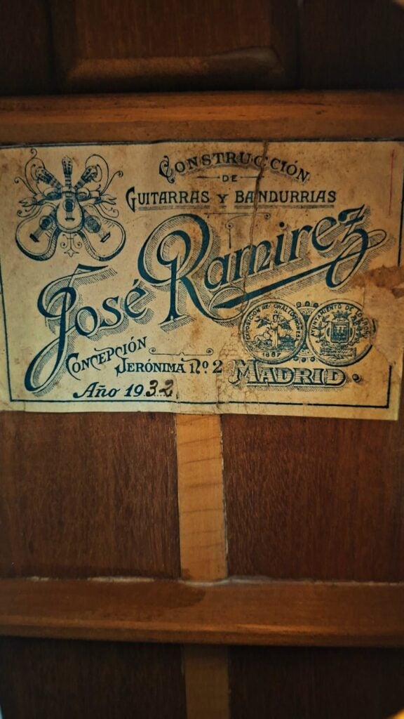 Im Inneren der José Ramirez 1932 Klassische Gitarre befindet sich ein Vintage-Etikett mit der Aufschrift „Construcción de Guitarras y Bandurrias José Ramirez, Concepción Jerónima Nr. 2, Madrid, Año 1932“, das mit dekorativen Schriftzügen und Bildern verziert ist. Im Inneren der José Ramirez 1932 Klassische Gitarre befindet sich ein Vintage-Etikett mit der Aufschrift „Construcción de Guitarras y Bandurrias José Ramirez, Concepción Jerónima Nr. 2, Madrid, Año 1932“, das mit dekorativen Schriftzügen und Bildern verziert ist.