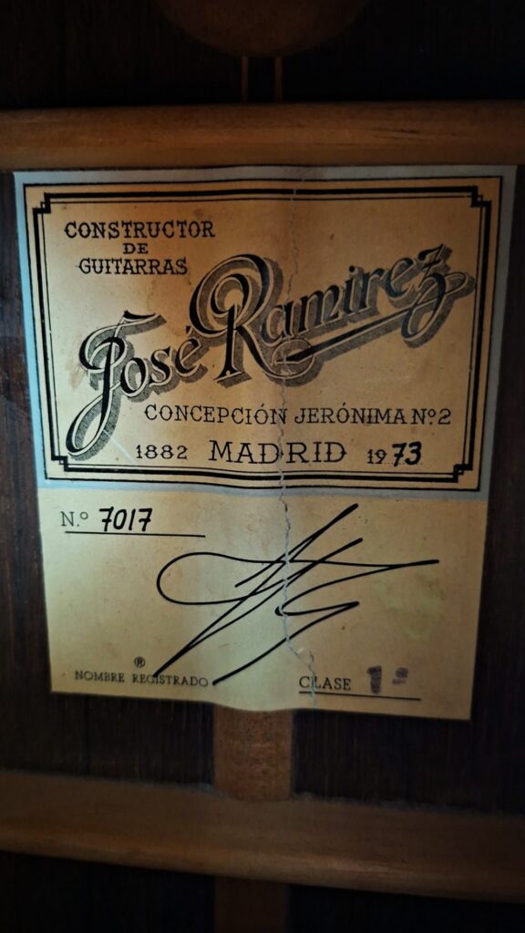 Auf dem Etikett der José Ramirez 1a 1973 Klassische Gitarre steht „José Ramirez, Constructor de Guitarras, Concepción Jerónima Nr. 2, Madrid, 1882–1973“, zusammen mit der Seriennummer 7017 und einer gut sichtbaren Unterschrift am unteren Rand. Auf dem Etikett der José Ramirez 1a 1973 Klassische Gitarre steht „José Ramirez, Constructor de Guitarras, Concepción Jerónima Nr. 2, Madrid, 1882–1973“, zusammen mit der Seriennummer 7017 und einer gut sichtbaren Unterschrift am unteren Rand.