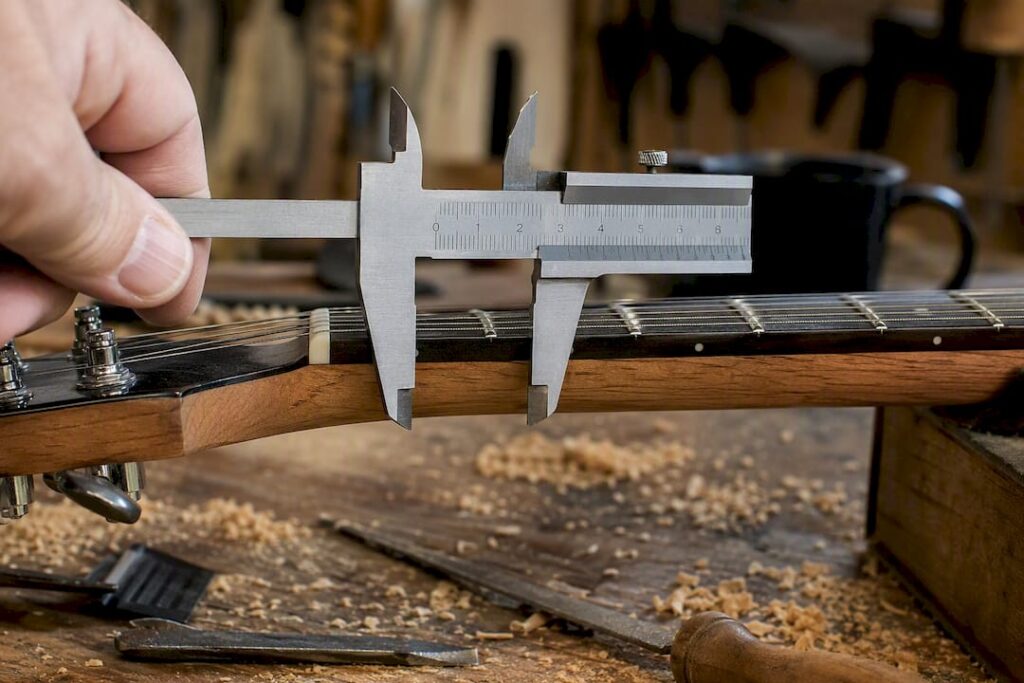 Mit einer Schieblehre die Halsdicke der Gitarre präzise messen