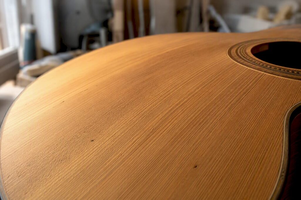 Detailaufnahme der Maserung einer Gitarrendecke