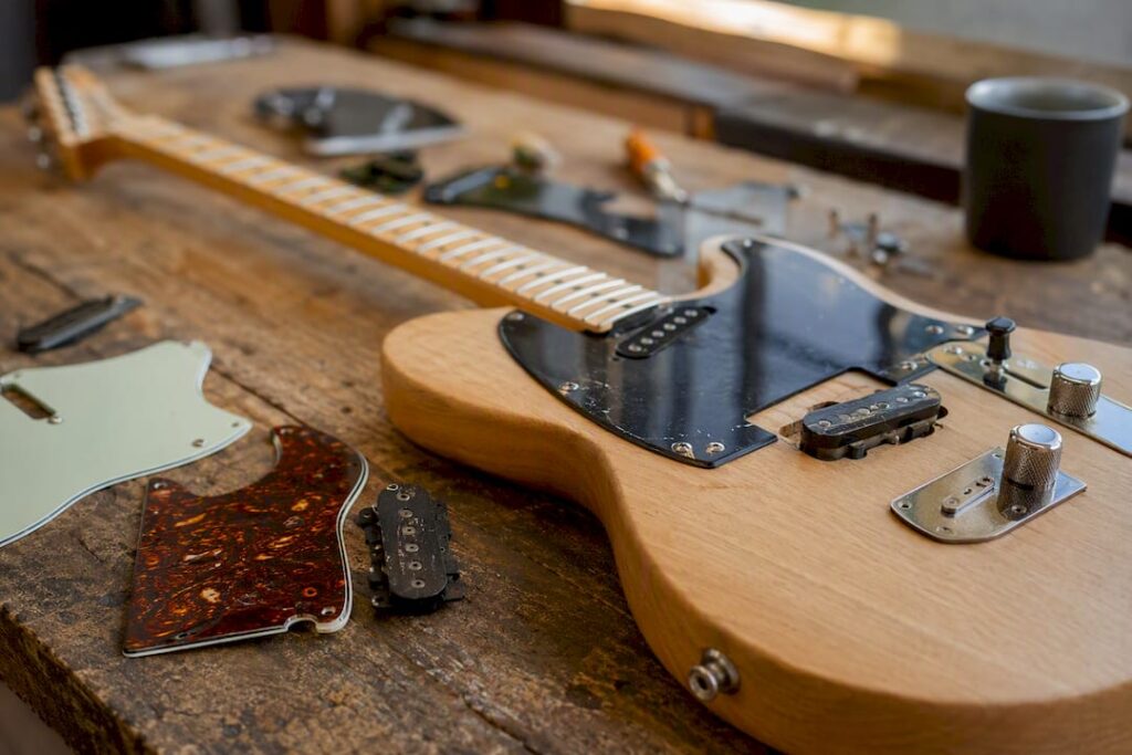 Gitarrenteile und Lackieroptionen auf der Werkbank