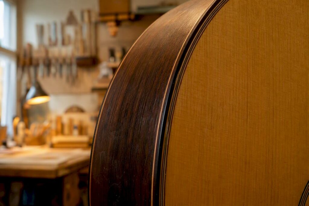 Nahaufnahme der Holzmaserung und Oberfläche einer Granada-Gitarre
