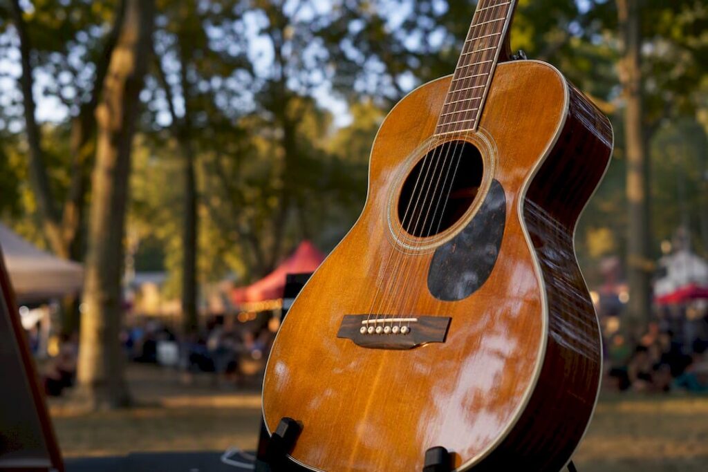 Nahaufnahme von Vintage-Gitarrensaiten auf einer Ausstellung