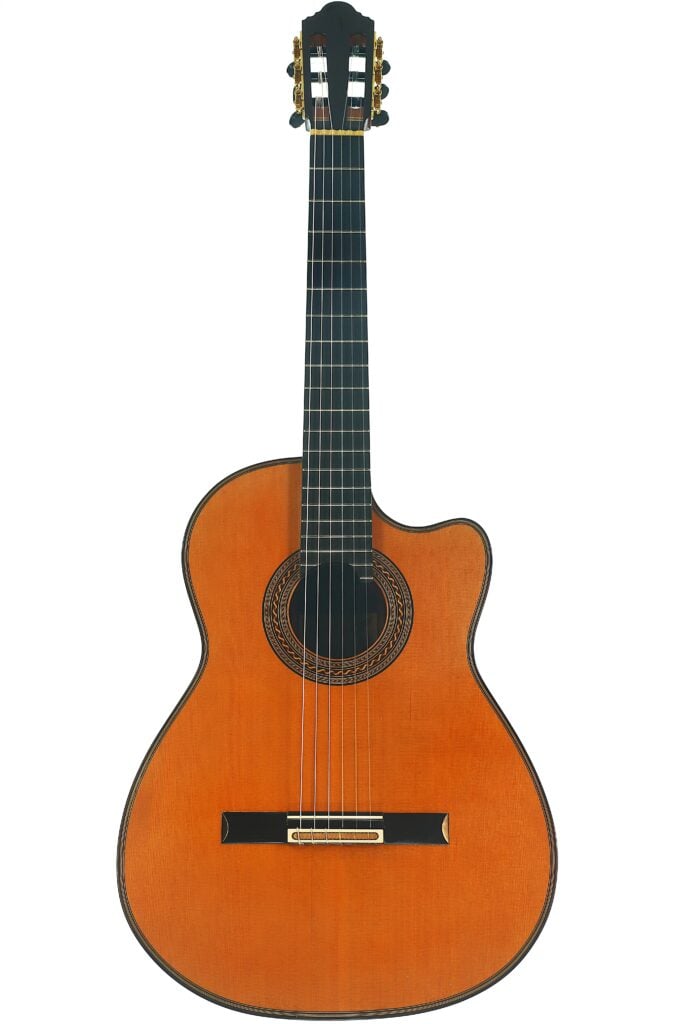 Die Antonius Müller 2012 Doubletop Klassische Gitarre mit Holzkorpus, dunklem Griffbrett und sechs Saiten wird aufrecht vor einem weißen Hintergrund präsentiert. Die Antonius Müller 2012 Doubletop Klassische Gitarre mit Holzkorpus, dunklem Griffbrett und sechs Saiten wird aufrecht vor einem weißen Hintergrund präsentiert.