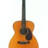 Die Akustikgitarre Martin 000-18 aus dem Jahr 1960 mit naturbelassener Holzoberfläche, dunklem Schlagbrett und sechs Saiten wird vor einem schlichten weißen Hintergrund präsentiert. Die Akustikgitarre Martin 000-18 aus dem Jahr 1960 mit naturbelassener Holzoberfläche, dunklem Schlagbrett und sechs Saiten wird vor einem schlichten weißen Hintergrund präsentiert.