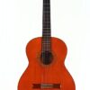 Eine Flamenco-Gitarre von Jose Romero Estudio mit Holzkorpus, sechs Saiten und einer filigranen Rosette um das Schallloch, fotografiert vor einem schlichten weißen Hintergrund.