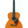 Eine Gesamtansicht der MARTIN OM-21 Akustikgitarre aus dem Jahr 1995 mit naturbelassener Holzoberfläche, schwarzem Schlagbrett und sechs Saiten, fotografiert vor einem schlichten weißen Hintergrund. Eine Gesamtansicht der MARTIN OM-21 Akustikgitarre aus dem Jahr 1995 mit naturbelassener Holzoberfläche, schwarzem Schlagbrett und sechs Saiten, fotografiert vor einem schlichten weißen Hintergrund.