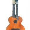 Die „Gustav Keller Stauffer Stil 1900 Kontragitarre“ verfügt über einen klassischen Holzkorpus, sechs Hauptsaiten und sechs zusätzliche, harfenähnliche Saiten auf einem verlängerten Hals und wird vor einem weißen Hintergrund dargestellt. Die „Gustav Keller Stauffer Stil 1900 Kontragitarre“ verfügt über einen klassischen Holzkorpus, sechs Hauptsaiten und sechs zusätzliche, harfenähnliche Saiten auf einem verlängerten Hals und wird vor einem weißen Hintergrund dargestellt.
