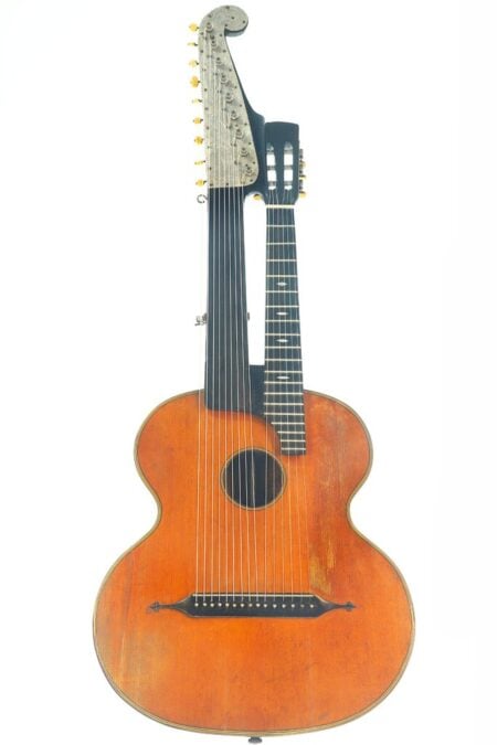 Die „Gustav Keller Stauffer Stil 1900 Kontragitarre“ verfügt über einen klassischen Holzkorpus, sechs Hauptsaiten und sechs zusätzliche, harfenähnliche Saiten auf einem verlängerten Hals und wird vor einem weißen Hintergrund dargestellt.