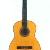 Eine Pena Vargas 2026 Negra Flamenco-Gitarre mit Holzkorpus, sechs Saiten, dunklem Griffbrett und einer aufwendig gestalteten Rosette um das Schallloch, fotografiert vor einem schlichten weißen Hintergrund.