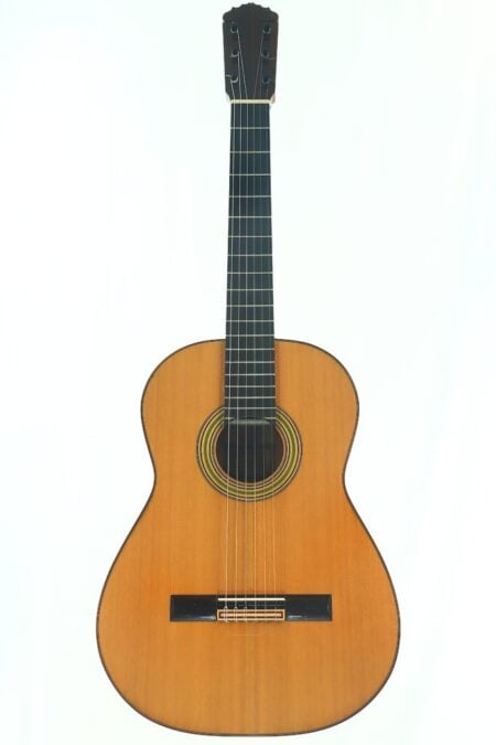 Die Sergio Sanchez 2026 Reyes Flamenco-Gitarre mit Holzkorpus und schwarzem Griffbrett wird von vorne vor einem schlichten weißen Hintergrund gezeigt. Die Sergio Sanchez 2026 Reyes Flamenco-Gitarre mit Holzkorpus und schwarzem Griffbrett wird von vorne vor einem schlichten weißen Hintergrund gezeigt.