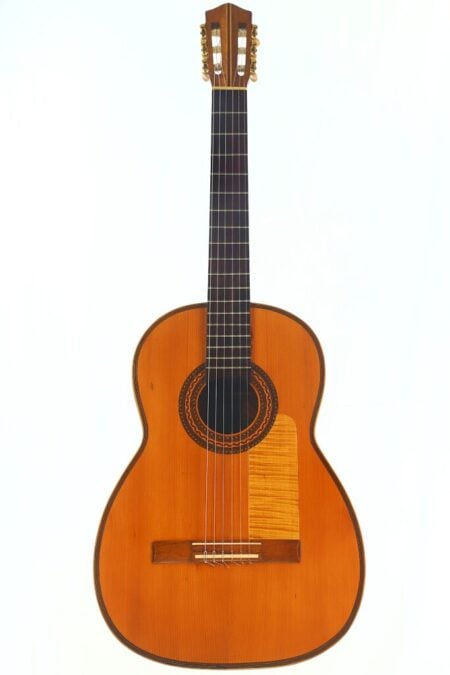 Eine klassische Gitarre von Telesforo Julve aus dem Jahr 1930 mit einem Korpus aus Holz, sechs Saiten und einer aufwendig gestalteten Rosette um das Schallloch, fotografiert vor weißem Hintergrund.