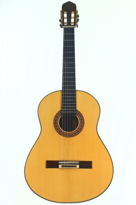 Die Gerhard Arns 2026 Smallman Klassische Gitarre verfügt über einen hellen Korpus, ein dunkles Griffbrett und eine kunstvoll verzierte Schalllochrosette, die hier vor einem schlichten weißen Hintergrund abgebildet ist.