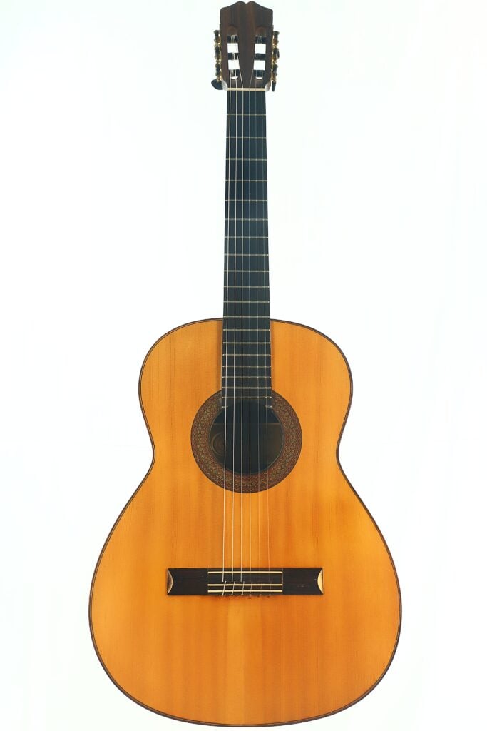 Die „Manuel Adalid Sr. 1971 Francisco Klassische Gitarre“ ist eine klassische Akustikgitarre mit einem Holzkorpus, einem dunklen Griffbrett, sechs Saiten und einem runden Schallloch, abgebildet vor einem schlichten weißen Hintergrund. Die „Manuel Adalid Sr. 1971 Francisco Klassische Gitarre“ ist eine klassische Akustikgitarre mit einem Holzkorpus, einem dunklen Griffbrett, sechs Saiten und einem runden Schallloch, abgebildet vor einem schlichten weißen Hintergrund.