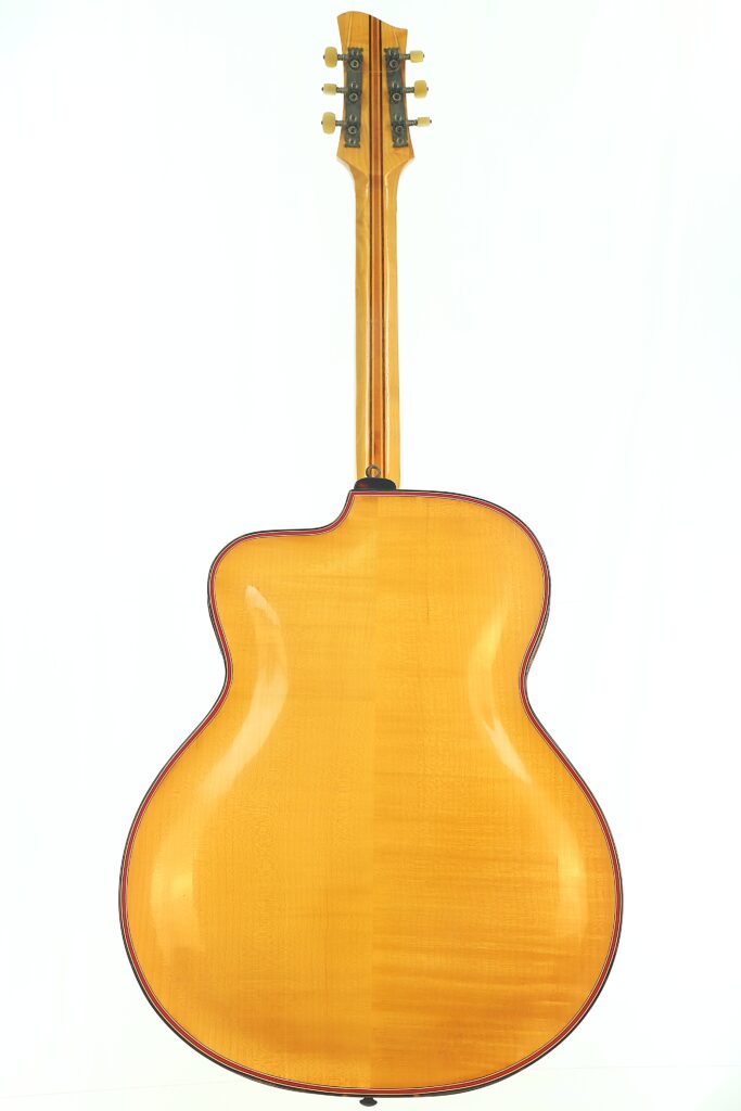 Die Rückansicht einer Artur-Lang-Jazzgitarre aus den 1950er Jahren, die vor einem schlichten weißen Hintergrund ihre helle Holzoberfläche, die sichtbaren Stimmwirbel und den glänzenden, geschwungenen Korpus zur Geltung bringt. Die Rückansicht einer Artur-Lang-Jazzgitarre aus den 1950er Jahren, die vor einem schlichten weißen Hintergrund ihre helle Holzoberfläche, die sichtbaren Stimmwirbel und den glänzenden, geschwungenen Korpus zur Geltung bringt.