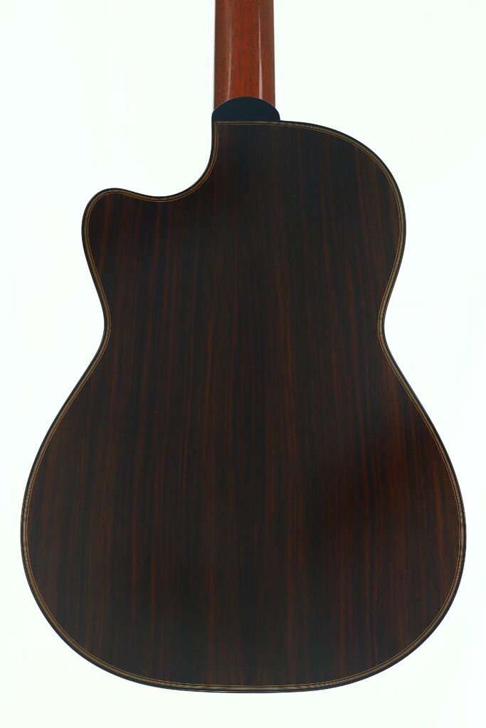Rückansicht der Antonius Müller 2012 Doubletop Klassische Gitarre mit dunkler Holzmaserung, einem Single-Cutaway und einer glatten, polierten Oberfläche vor einem schlichten weißen Hintergrund. Rückansicht der Antonius Müller 2012 Doubletop Klassische Gitarre mit dunkler Holzmaserung, einem Single-Cutaway und einer glatten, polierten Oberfläche vor einem schlichten weißen Hintergrund.