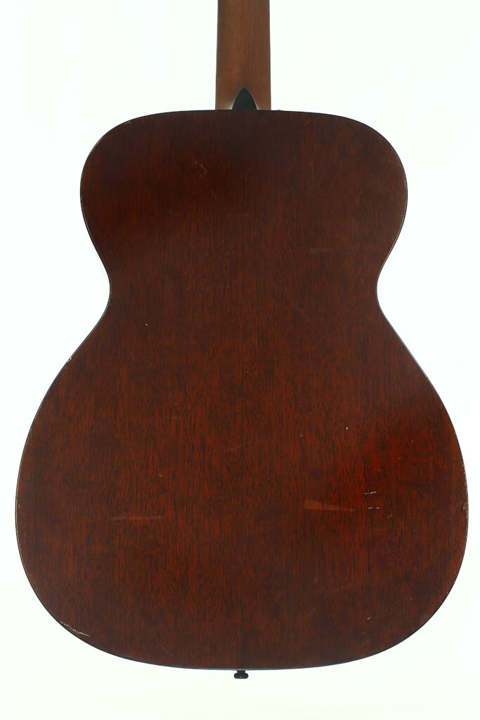 Auf einem weißen Hintergrund ist die Rückseite einer Martin 000-18 Akustikgitarre aus dem Jahr 1960 zu sehen, die ihren braunen Holzkorpus mit einer glatten Oberfläche und einer dezenten Holzmaserung zeigt. Auf einem weißen Hintergrund ist die Rückseite einer Martin 000-18 Akustikgitarre aus dem Jahr 1960 zu sehen, die ihren braunen Holzkorpus mit einer glatten Oberfläche und einer dezenten Holzmaserung zeigt.