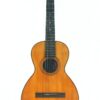 Die Washburn 1900 Parlor Akustik Gitarre verfügt über einen Holzkorpus, ein dunkles Griffbrett und sechs Saiten und wird aufrecht vor einem weißen Hintergrund präsentiert. Die Washburn 1900 Parlor Akustik Gitarre verfügt über einen Holzkorpus, ein dunkles Griffbrett und sechs Saiten und wird aufrecht vor einem weißen Hintergrund präsentiert.