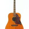 Eine Gibson Hummingbird Akustikgitarre aus dem Jahr 1968 mit naturbelassener Holzoberfläche, einem Pickguard mit Blumenmuster und Perlmutt-Einlagen auf dem Griffbrett. Eine Gibson Hummingbird Akustikgitarre aus dem Jahr 1968 mit naturbelassener Holzoberfläche, einem Pickguard mit Blumenmuster und Perlmutt-Einlagen auf dem Griffbrett.
