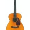 Eine Martin 00-18 Akustikgitarre aus dem Jahr 1953 mit hellem Korpus, dunklem Griffbrett und einem Schlagbrett in Schildpattoptik, fotografiert vor einem schlichten weißen Hintergrund. Eine Martin 00-18 Akustikgitarre aus dem Jahr 1953 mit hellem Korpus, dunklem Griffbrett und einem Schlagbrett in Schildpattoptik, fotografiert vor einem schlichten weißen Hintergrund.