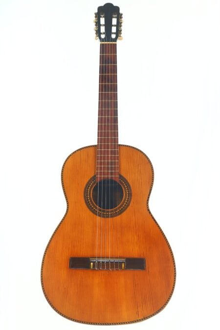 Die „Salvador Gaspar Garcia 1925 Klassische Gitarre“ ist eine klassische Akustikgitarre mit einem hellbraunen Holzkorpus, einem dunklen Griffbrett und sechs Saiten, fotografiert vor einem schlichten weißen Hintergrund.